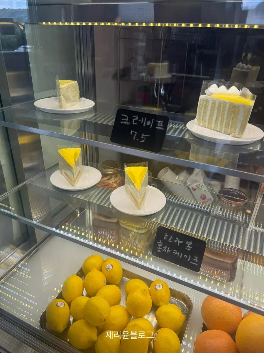 카페 야드 베이커리 진열대