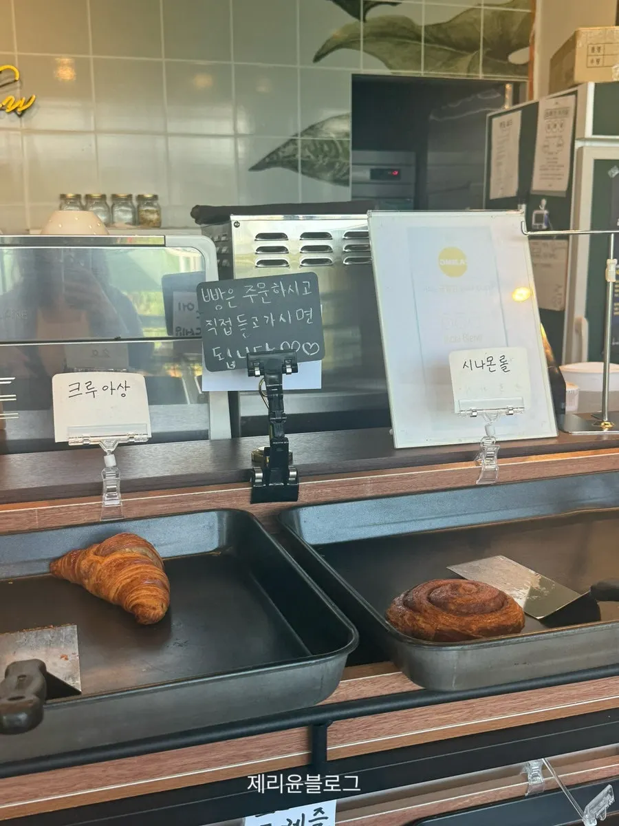 카페 야드 빵 진열 코너