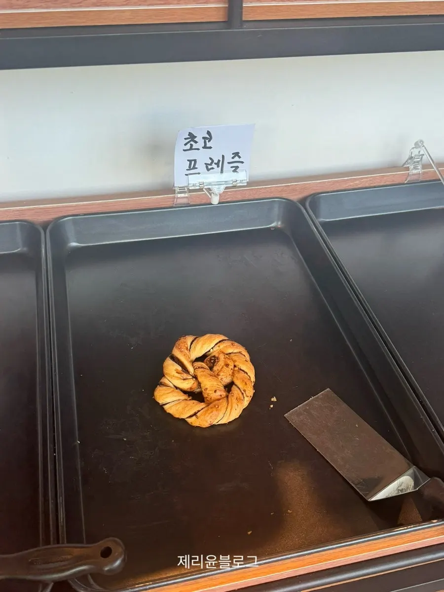 카페 야드 베이커리와 음료 픽업 공간