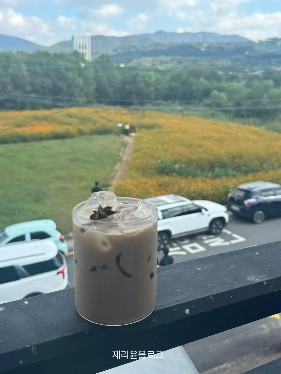 테라스에서 마신 카페 야드 아이스 밀크티