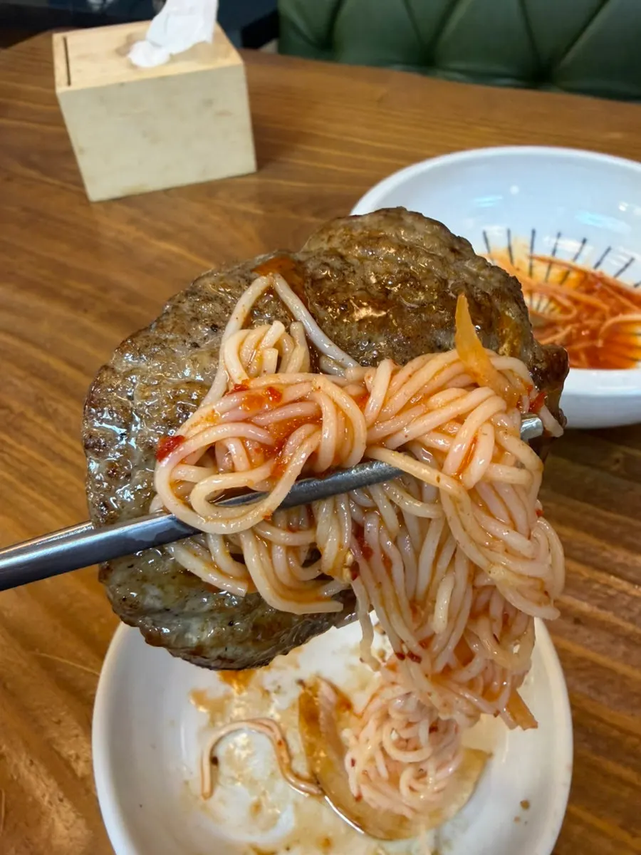떡갈비와 매콤한 소면 에피타이저