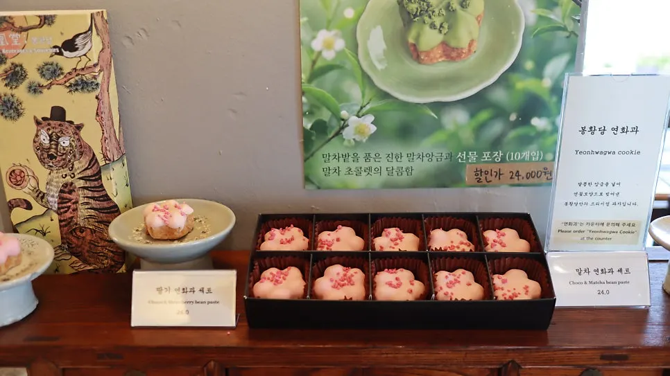 Desserts displayed in Bonghwangdang's case