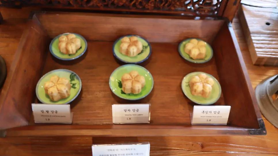 Sumakse-shaped gift desserts on display at Bonghwangdang