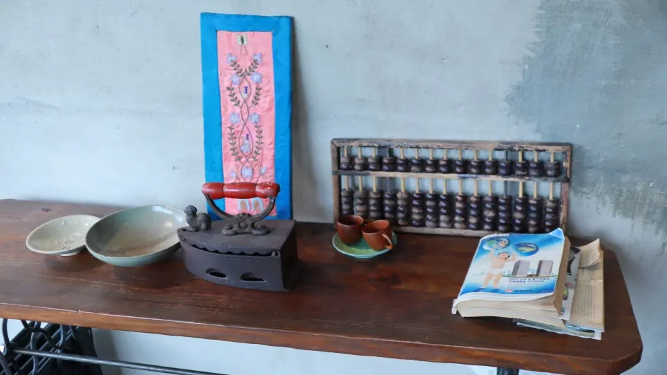 Display of Gyeongju-themed pendant souvenirs