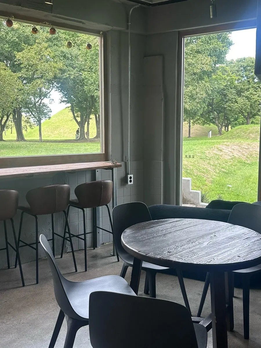 Atmosphere of Bonghwangdang's 1st floor space