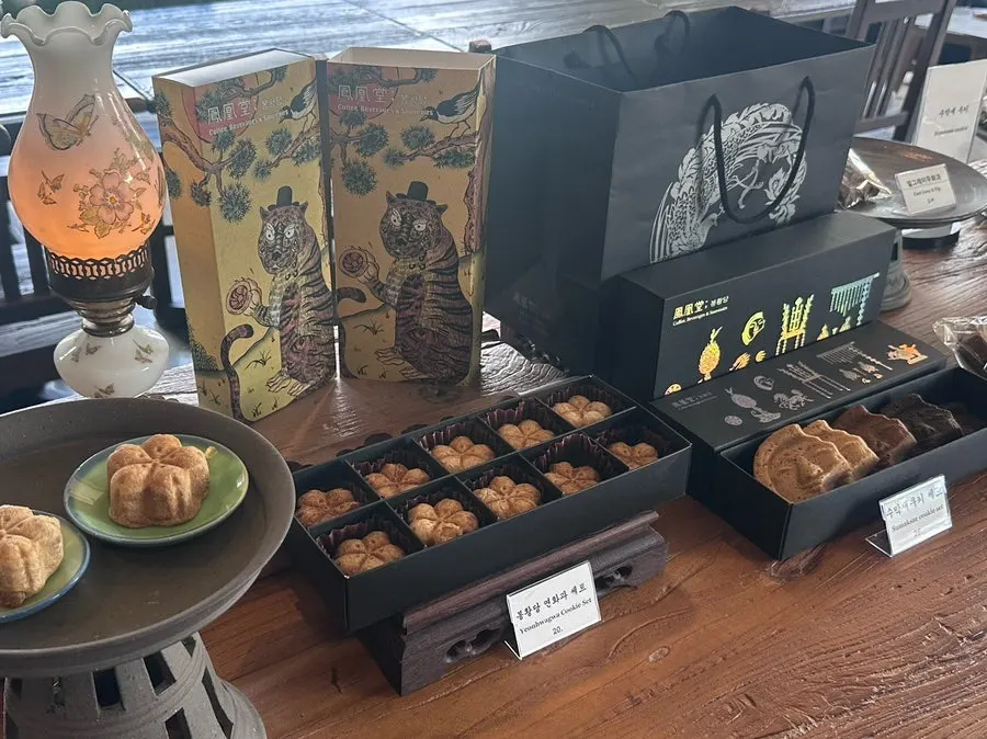 Sumakse cookies and gift sets on display