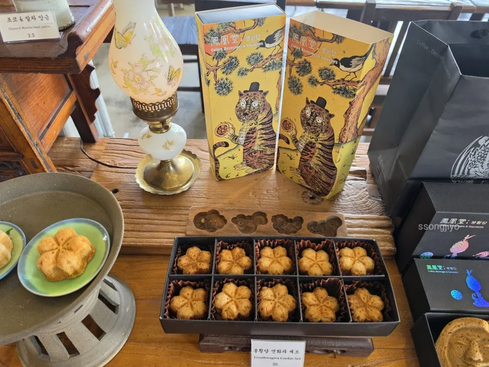 Display of souvenir dessert gift sets at Bonghwangdang