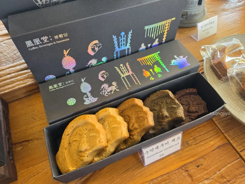 Bonghwangdang dessert gift set in black silver-foil packaging