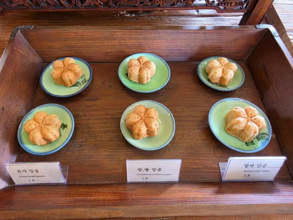 Display case with Bonghwangdang's yeonhwagwa set and sumakse cookies