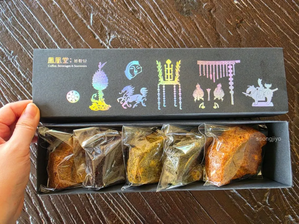 Five individually wrapped sumakse cookies