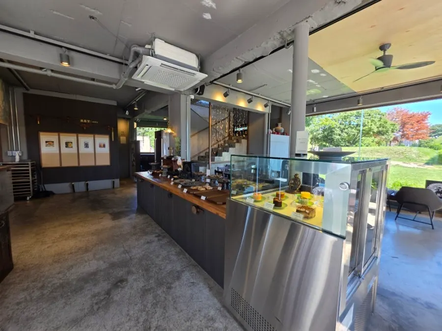 View near the entrance of Cafe Bonghwangdang