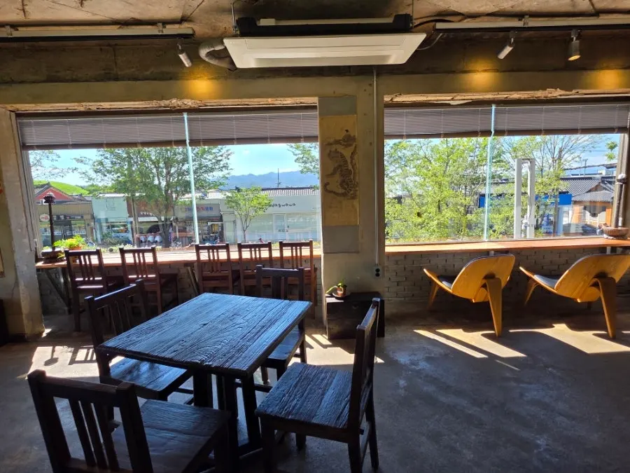 Open, spacious second-floor seating at Bonghwangdang