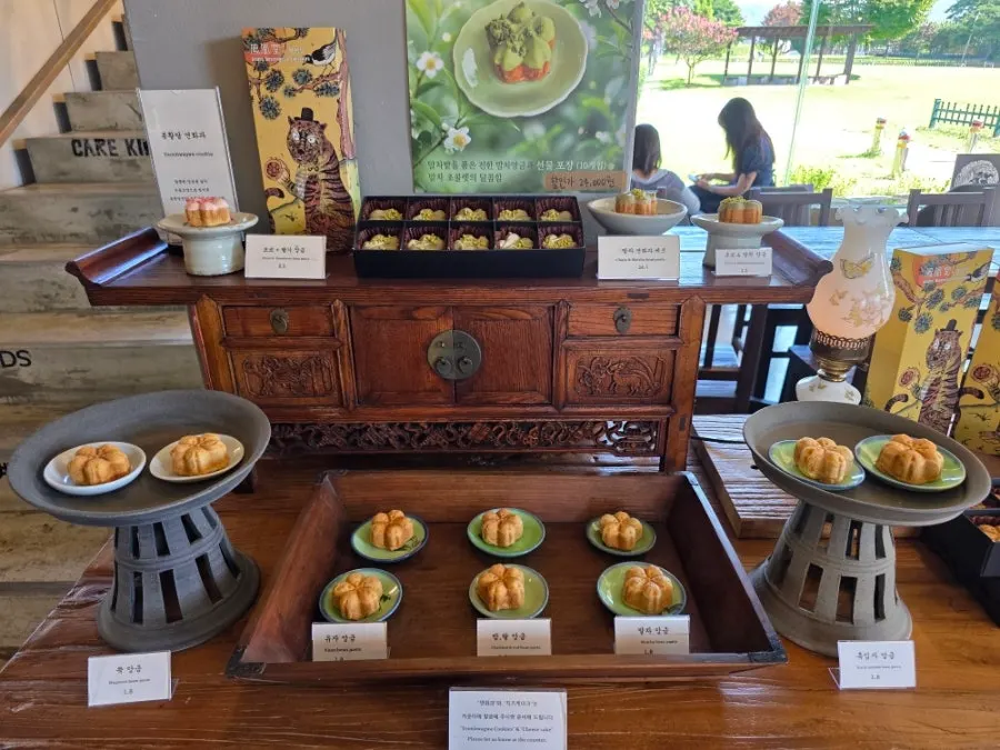 Bonghwangdang's signature drink lineup sign
