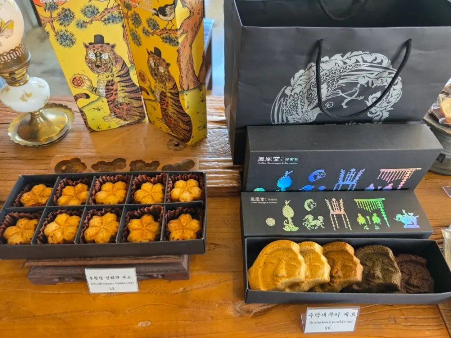 Bonghwangdang's yeonhwagwa gift packaging