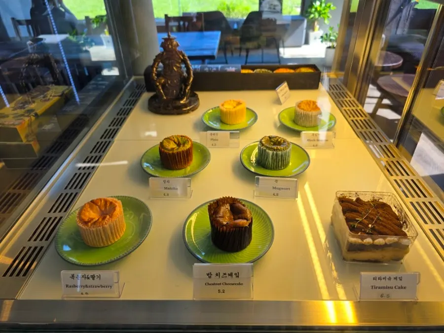 Yeonhwagwa displayed in matcha, chestnut, red bean and yuzu fillings