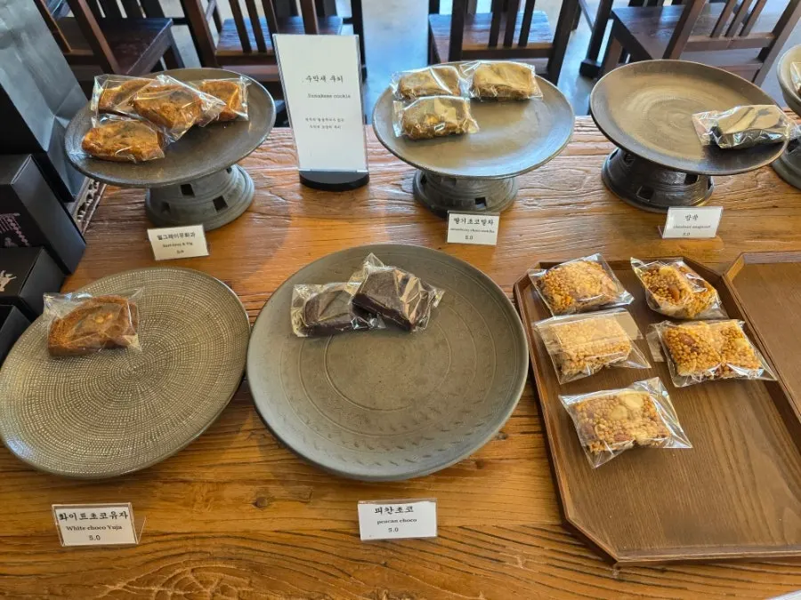 Sumakse cookies on display