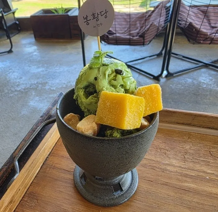 Bonghwang coffee and matcha parfait on the table