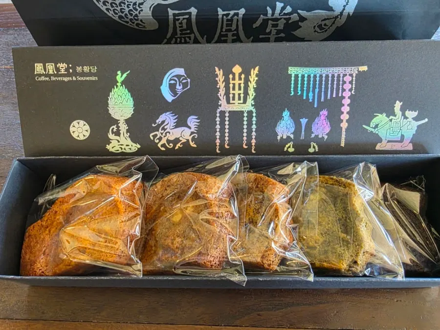 Bonghwang coffee served with sumakse cookies