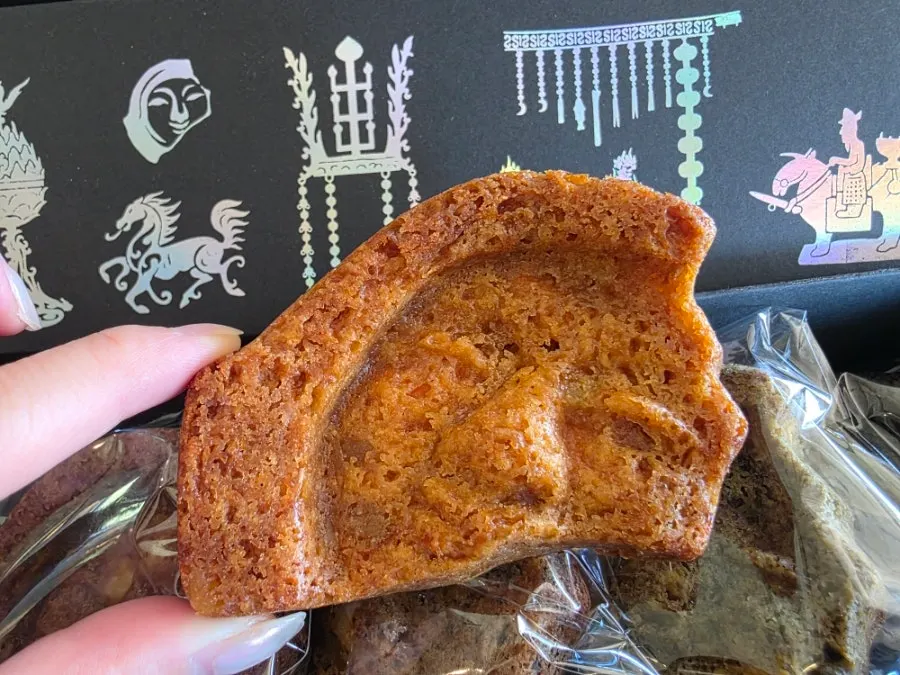 Sumakse cookies modeled after Gyeongju's face-patterned roof tile