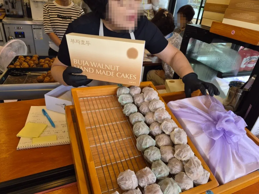 Original and mix walnut pastry options