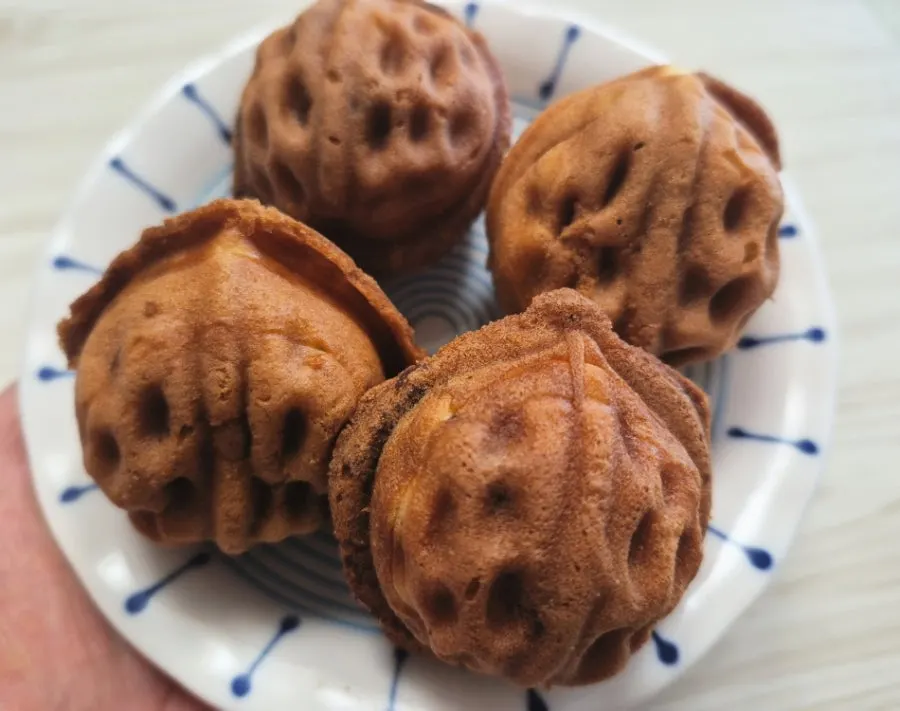 Warm rice walnut pastries