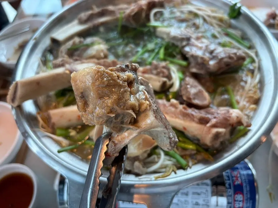 끓이면서 숨이 죽은 전골 채소