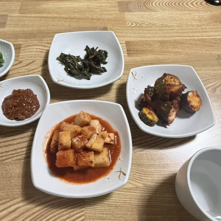 상에 차려진 한방 가시오가피 삼계탕