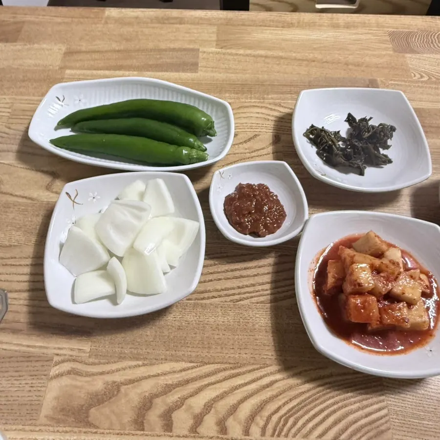 살이 부드럽게 갈라지는 삼계탕 닭고기