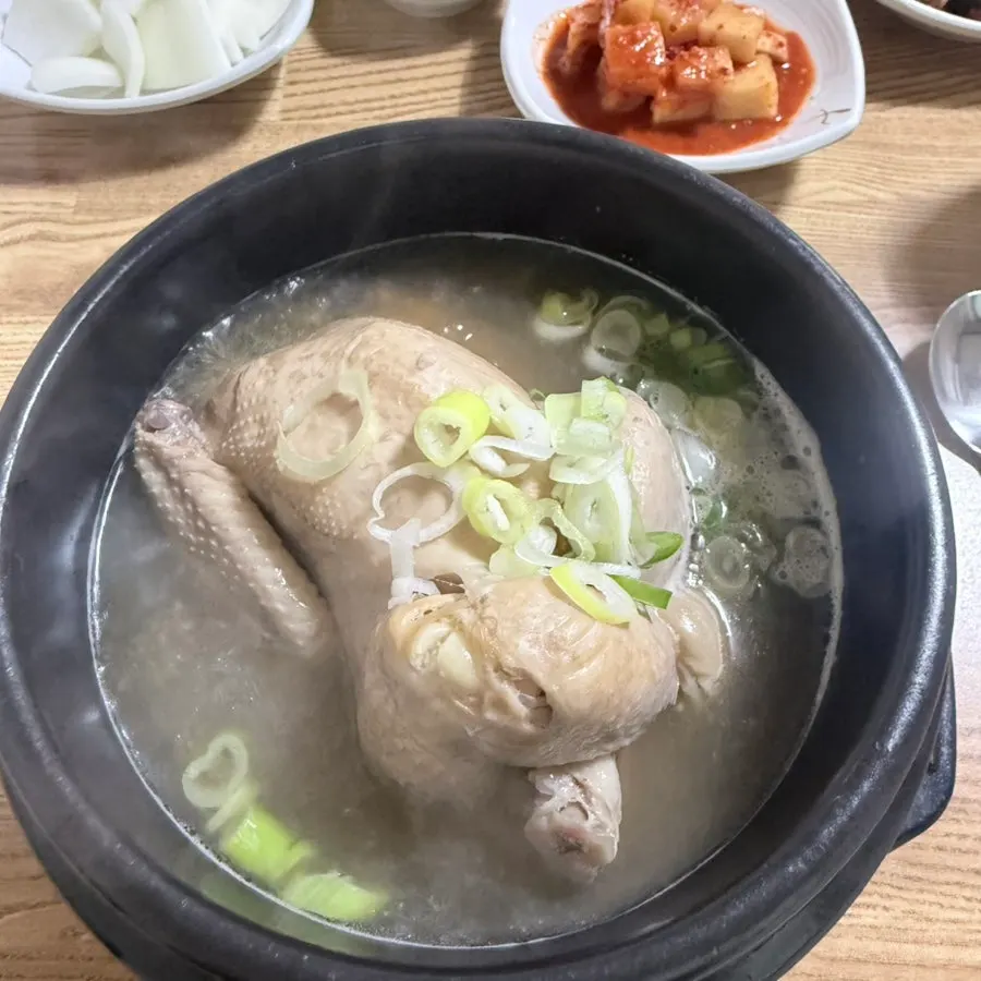 삼계탕 국물과 닭고기 클로즈업
