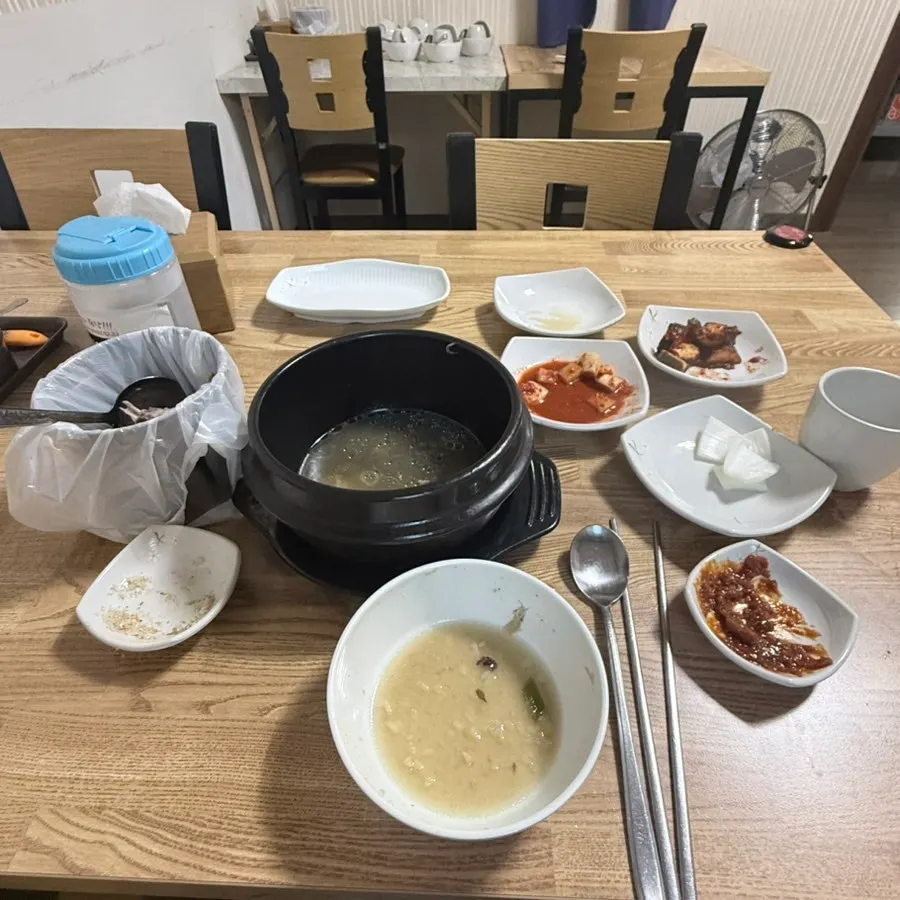 거의 비운 삼계탕 뚝배기와 반찬 그릇