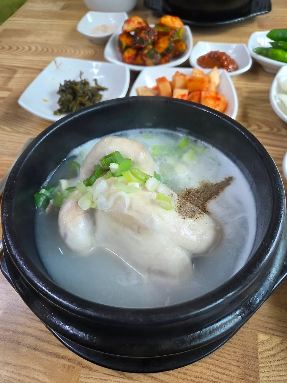 Cover image of Ogajeong Gamasot Samgyetang in Dongcheon-dong, Gyeongju