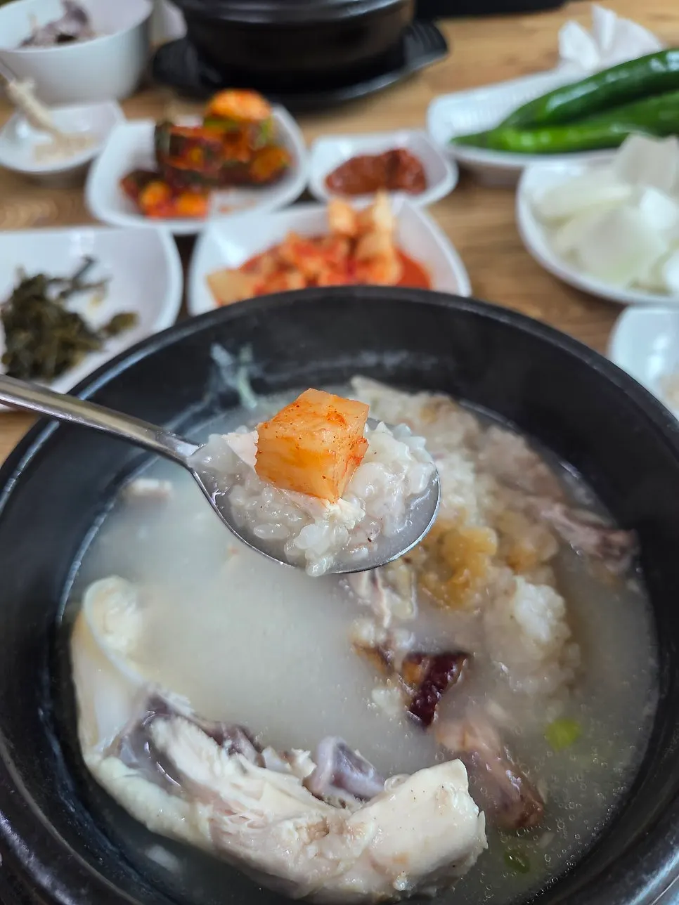 Side dishes of kkakdugi and cucumber kimchi