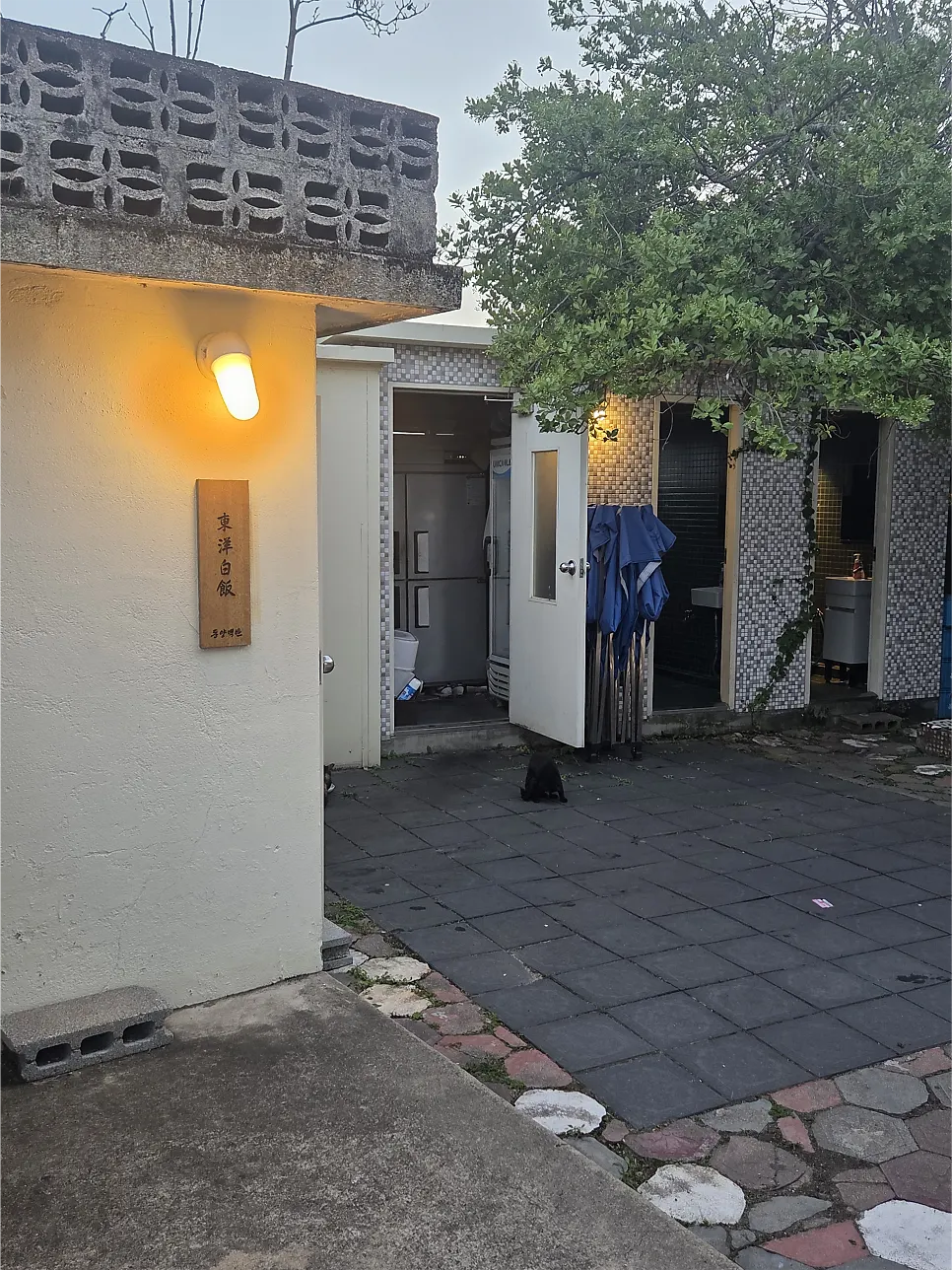 Vintage-looking entrance of Dongyang Baekban