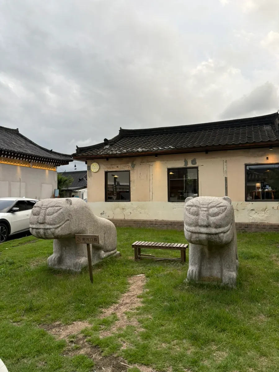 Restaurant front with a small garden and stone statue