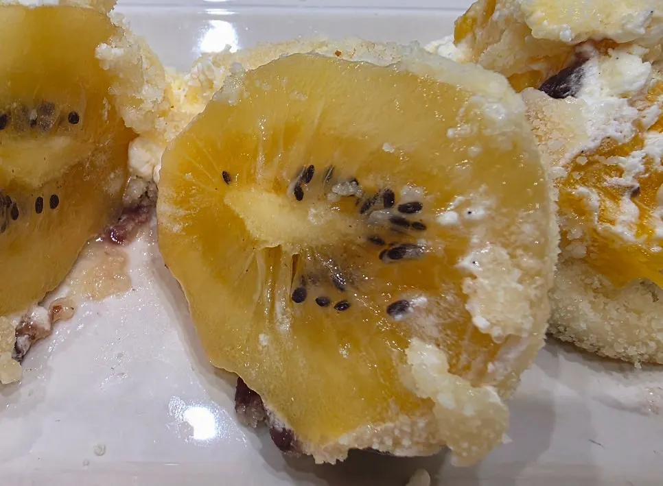 Comparison of kiwi and pineapple fruit mochi