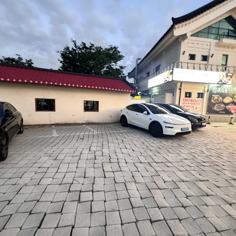 Dedicated parking lot in front of the restaurant