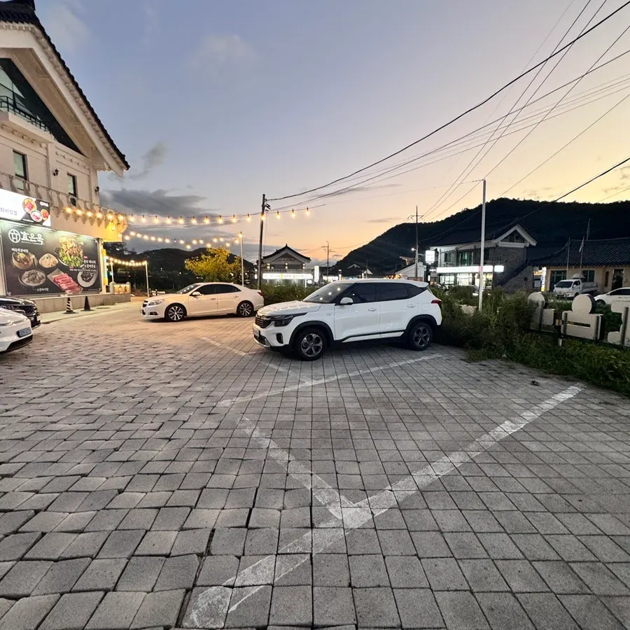 Restaurant parking spaces late on a weekday evening