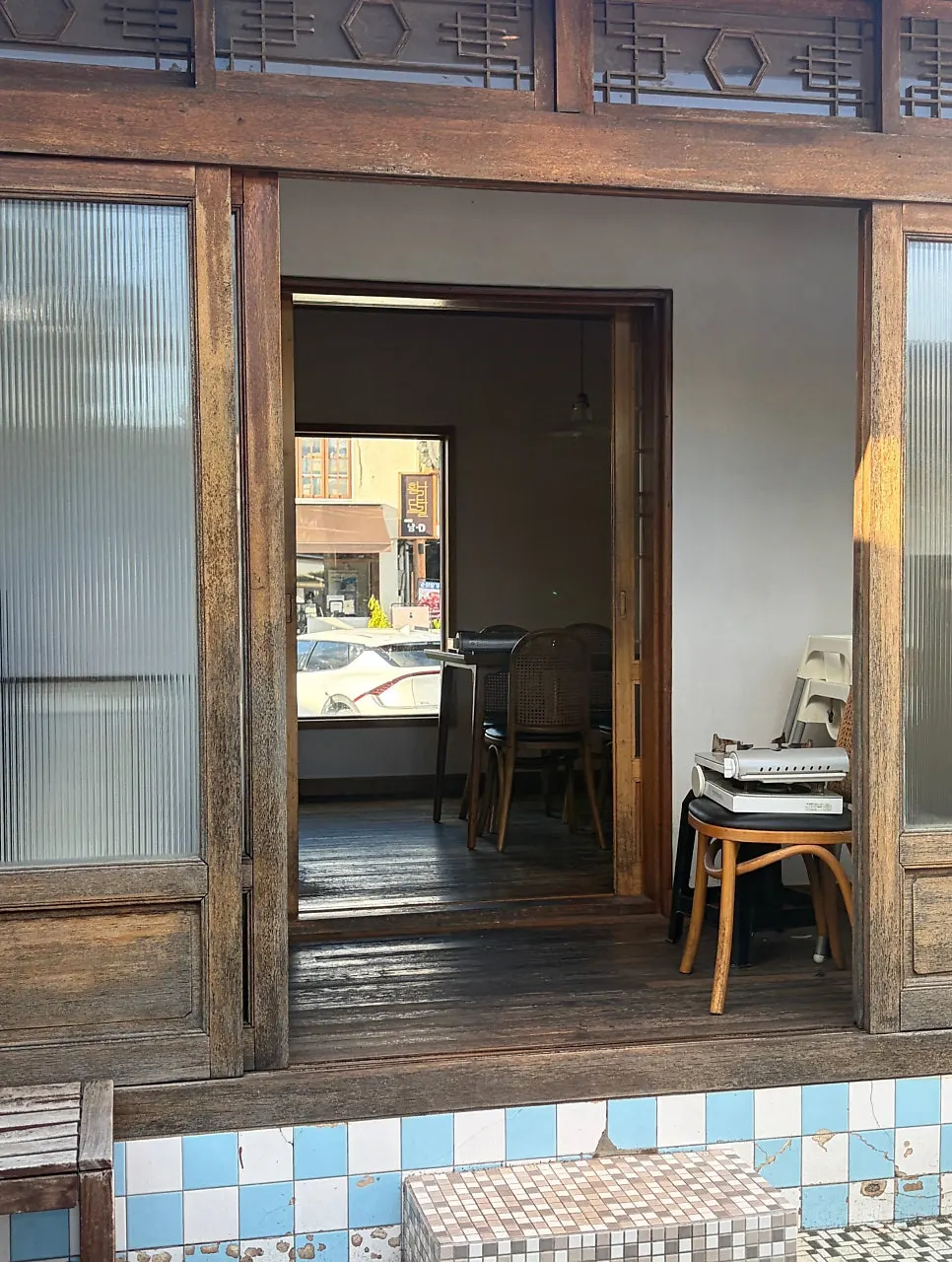Wooden-floor room-style table area