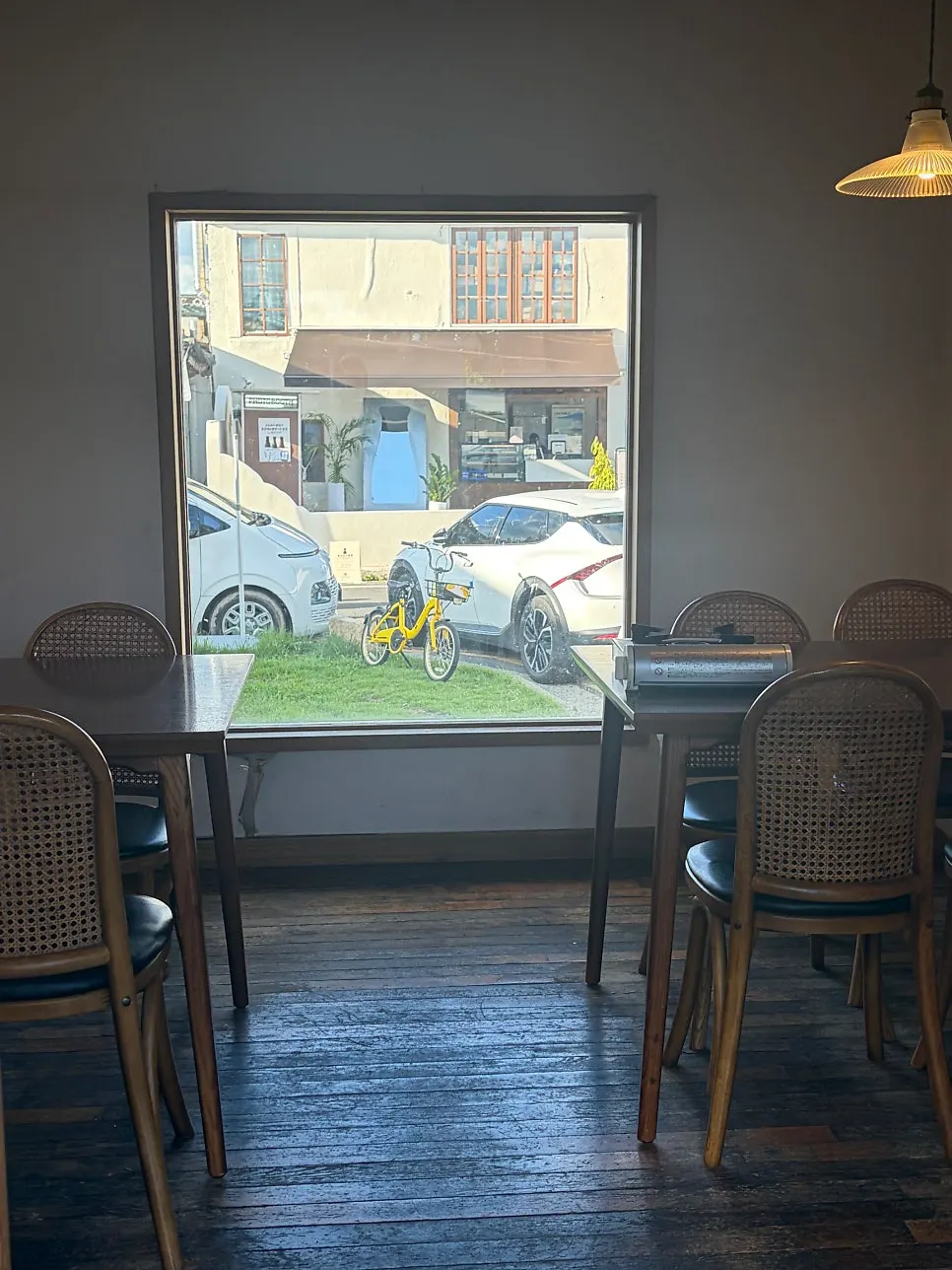 Table area inside Dongyang Baekban