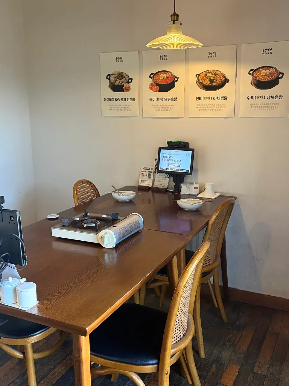 Two- and four-person seating at Dongyang Baekban