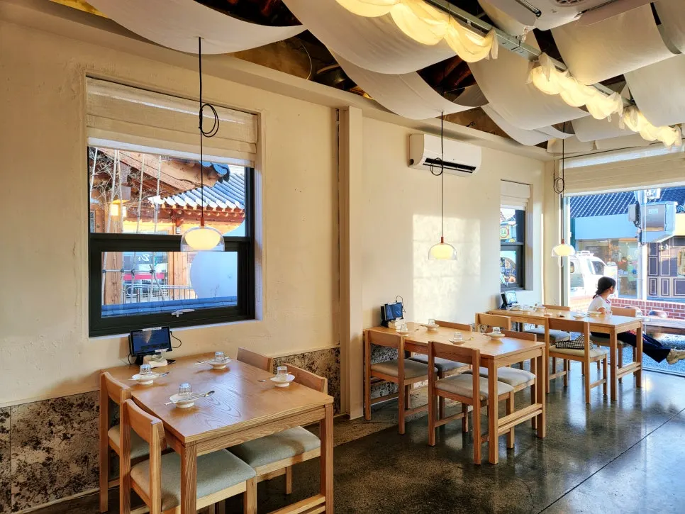 Interior with white tones and wood tables