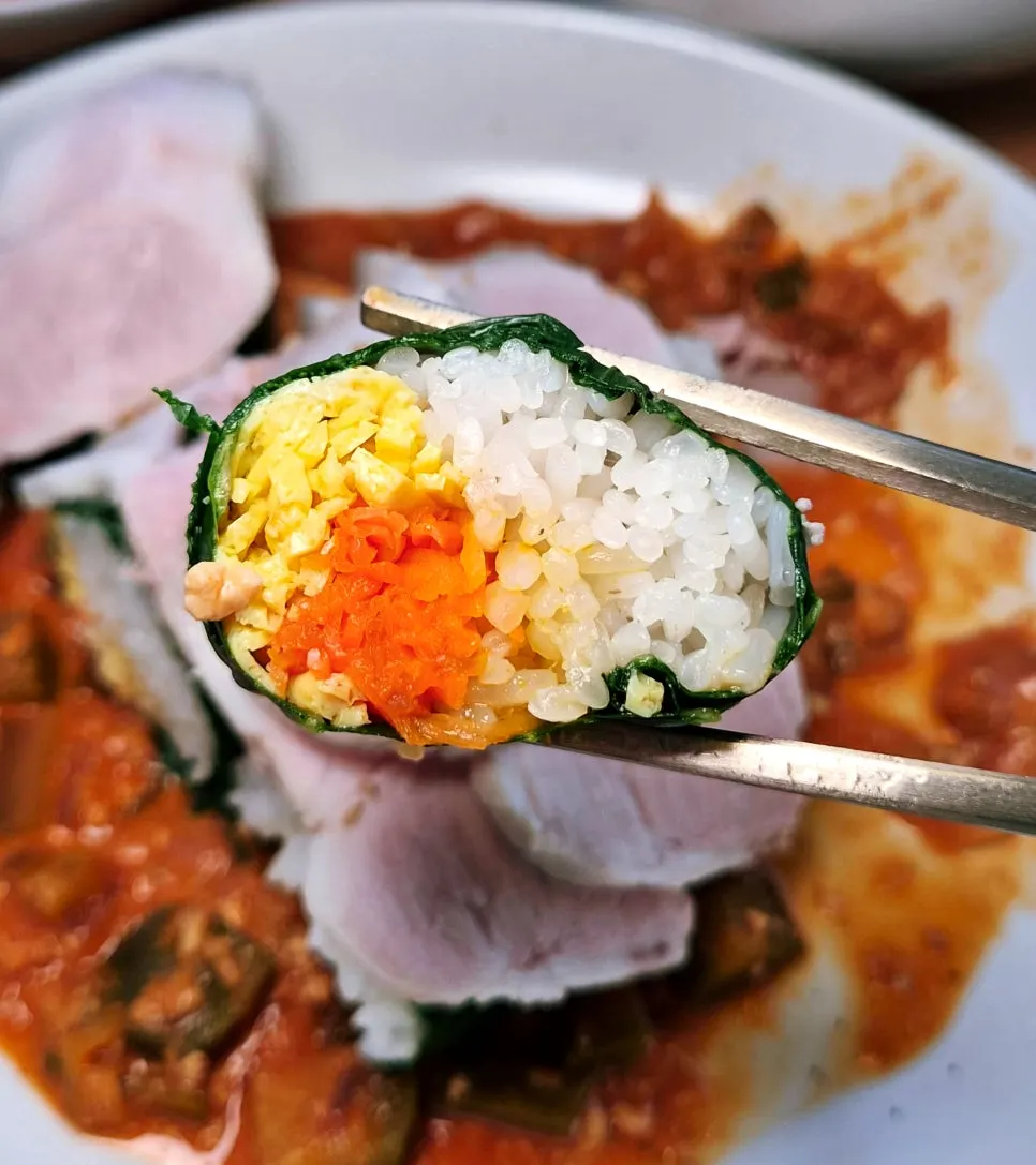 Rice wrap topped with thick doenjang and cold boiled pork