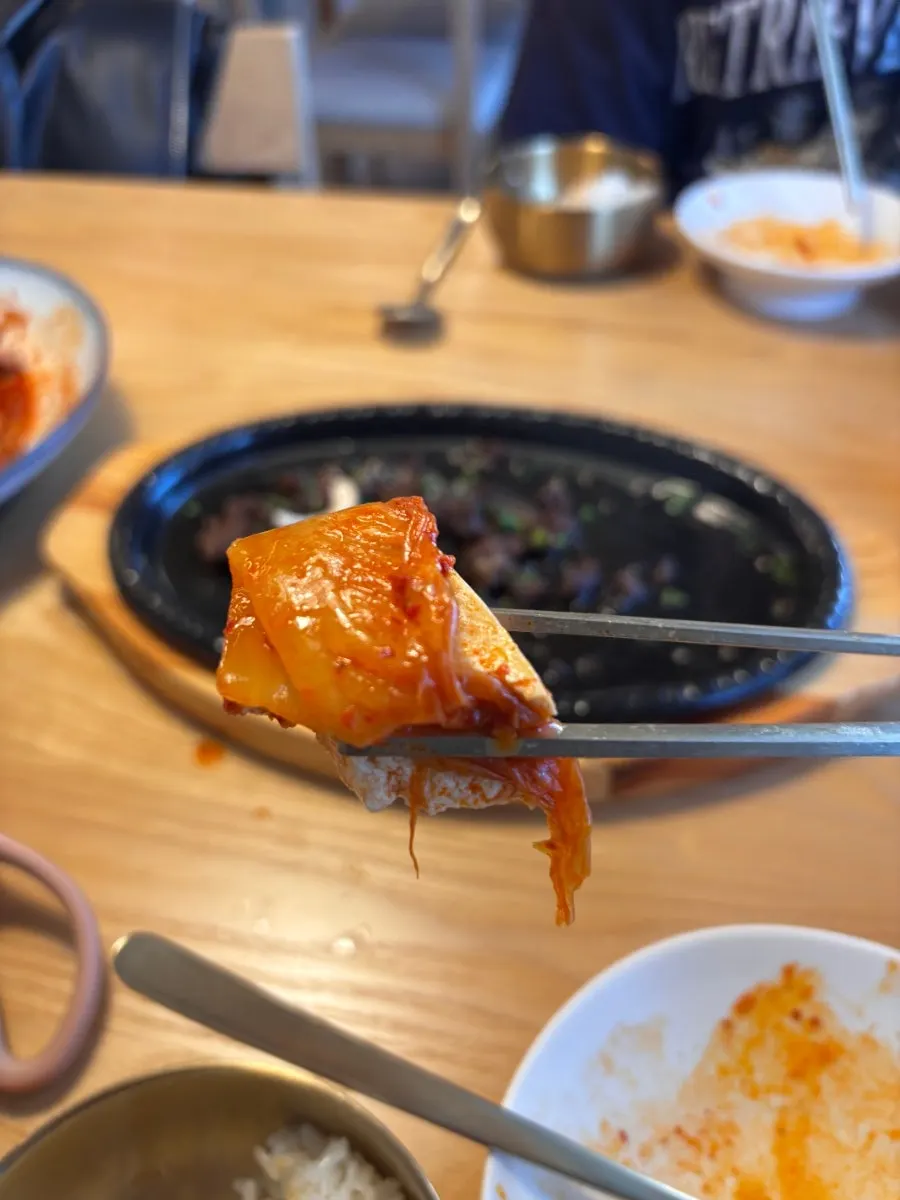 젓가락으로 나눈 김치찜 한 점