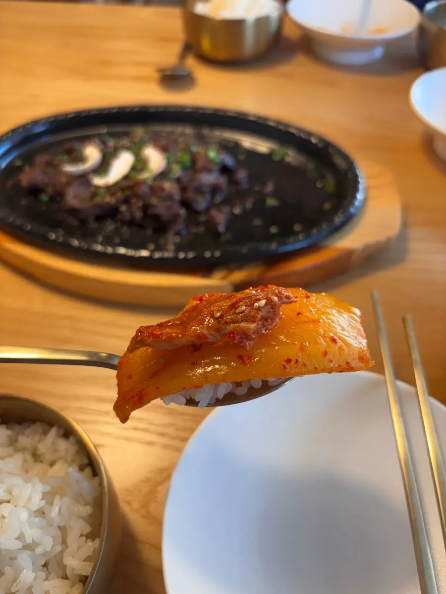 따뜻하게 나온 고유 김치찜 상차림