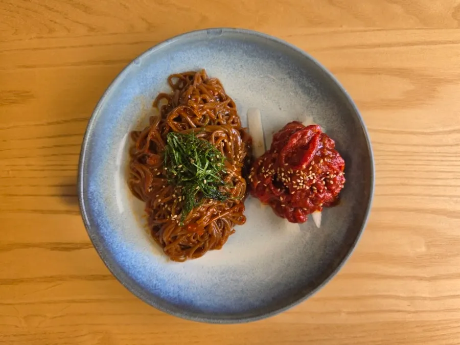한우 육회 비빔 메밀면 사진