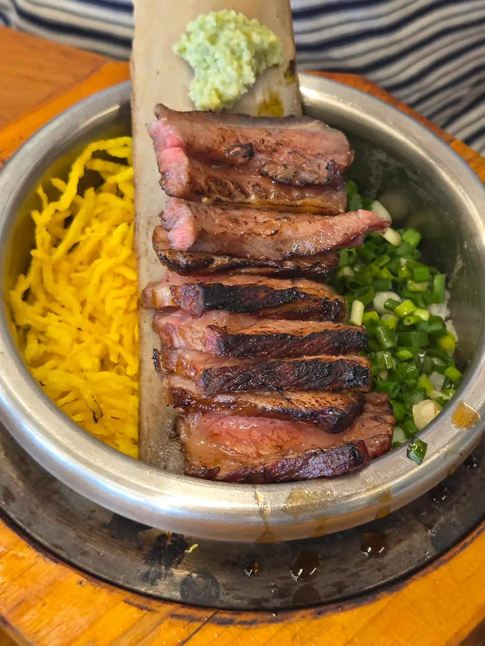 윤기 나는 우대갈비가 올라간 솥밥 클로즈업