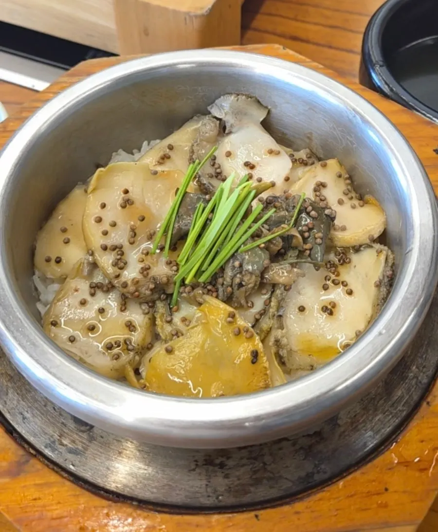 전복이 올라간 한다솥 경주점 참전복 솥밥