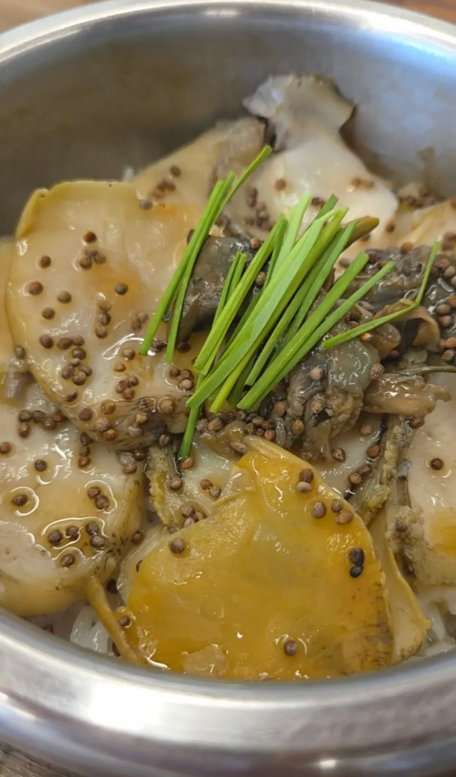 참전복 솥밥과 반찬이 차려진 상