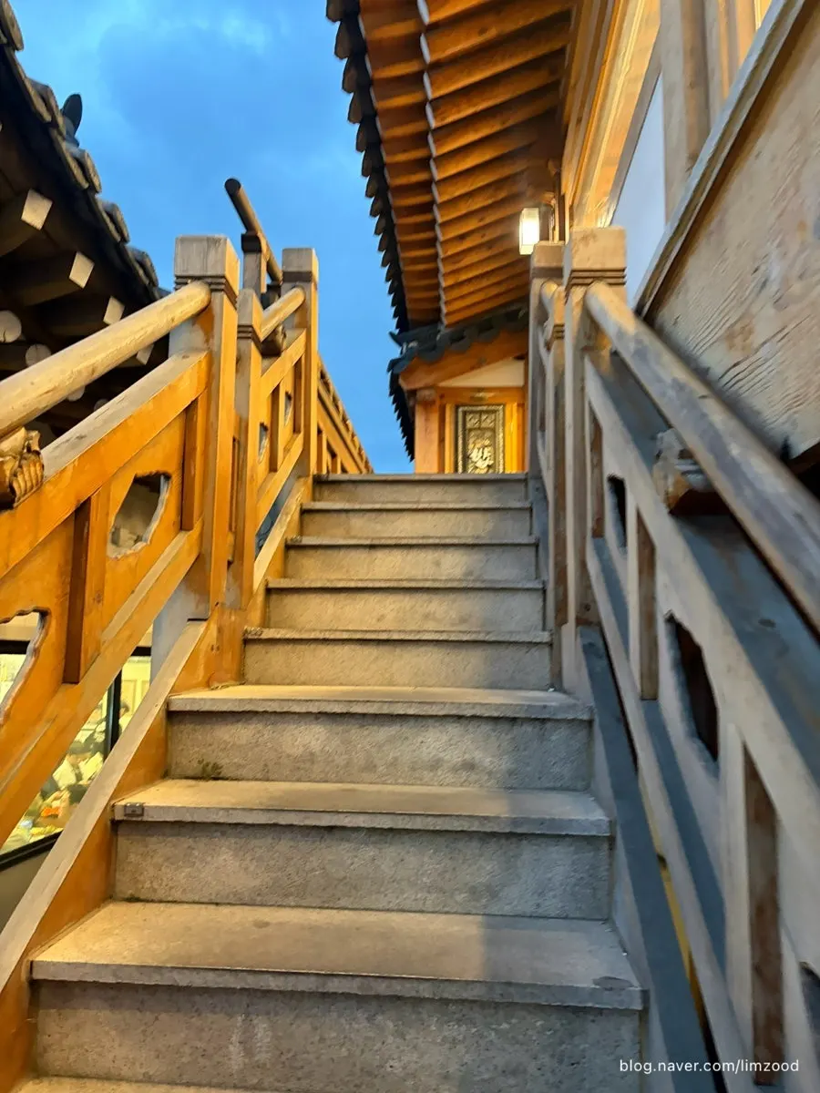 한다솥 경주점 입구와 간판