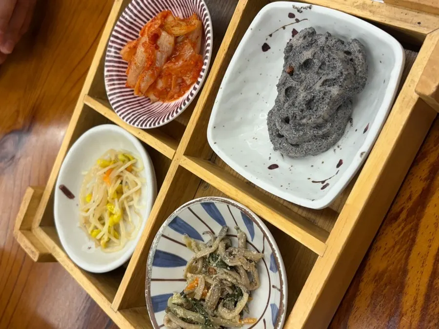 나물과 김치 등 정갈한 밑반찬